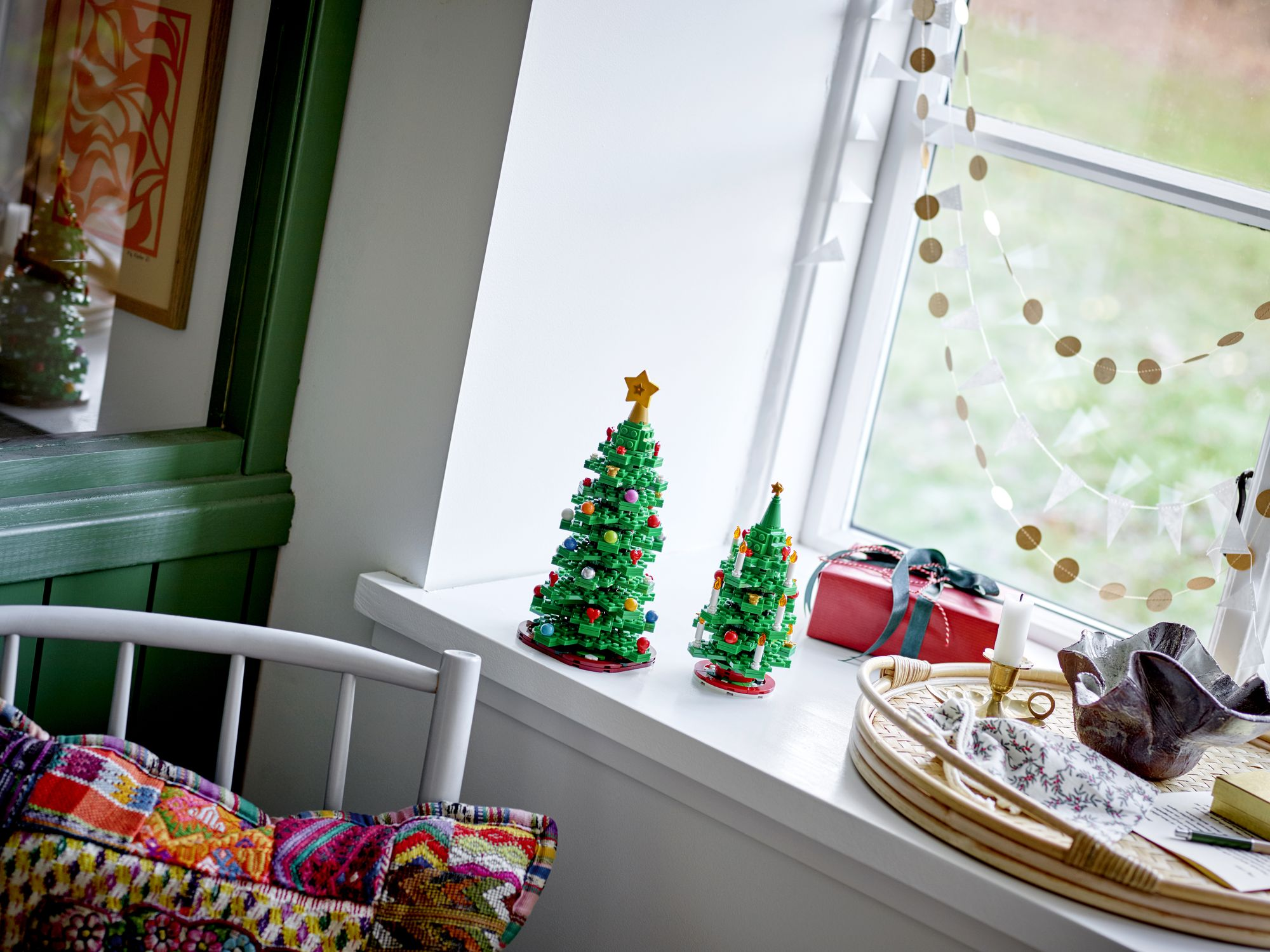 LEGO Iconic Christmas Tree 40573 - Image 3