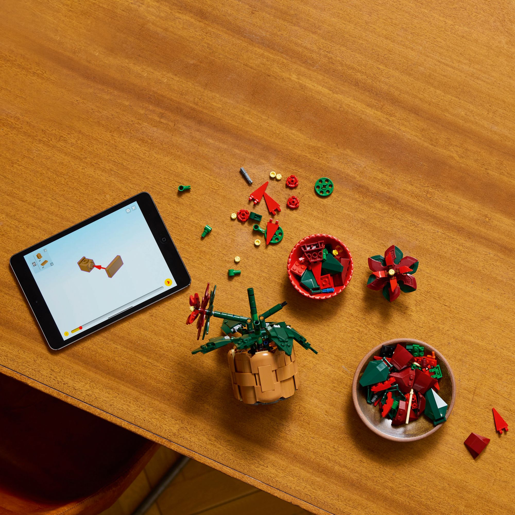 LEGO Icons Poinsettia 10370 - Image 3